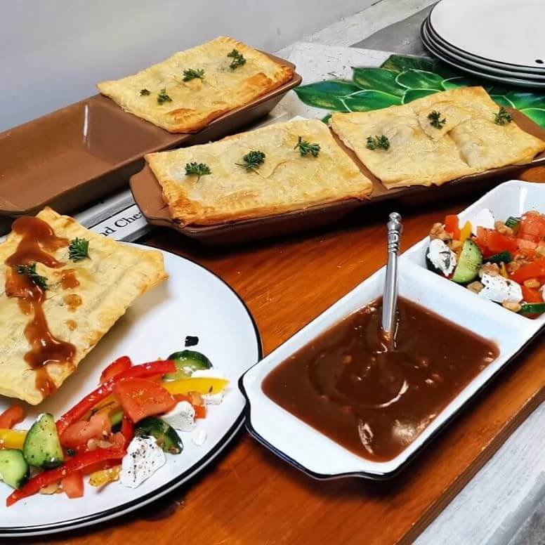 Pies in the Small Server Divider with Condiments Pies in the Small Server Divider with Condiments